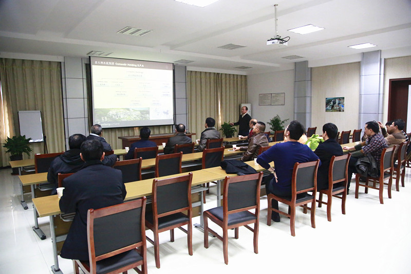 徐鵬廠長(zhǎng)介紹安慶工廠的具體情況