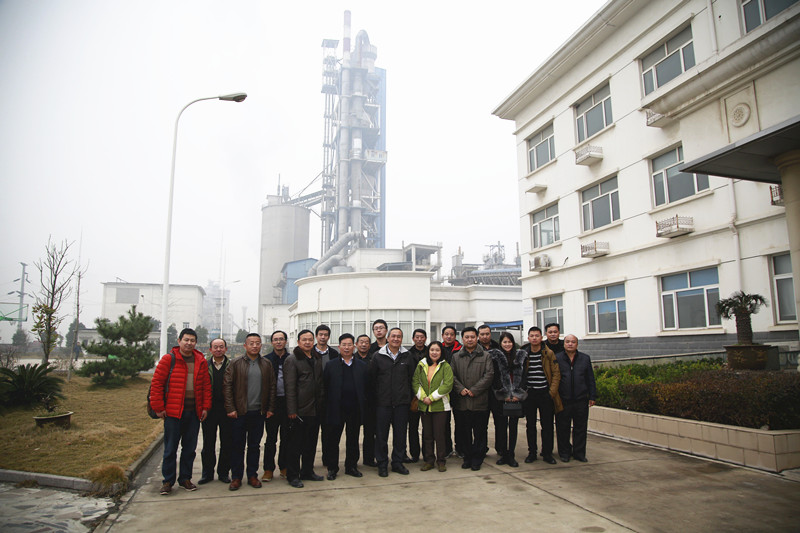 與會(huì)專家、代表參觀中央控制室